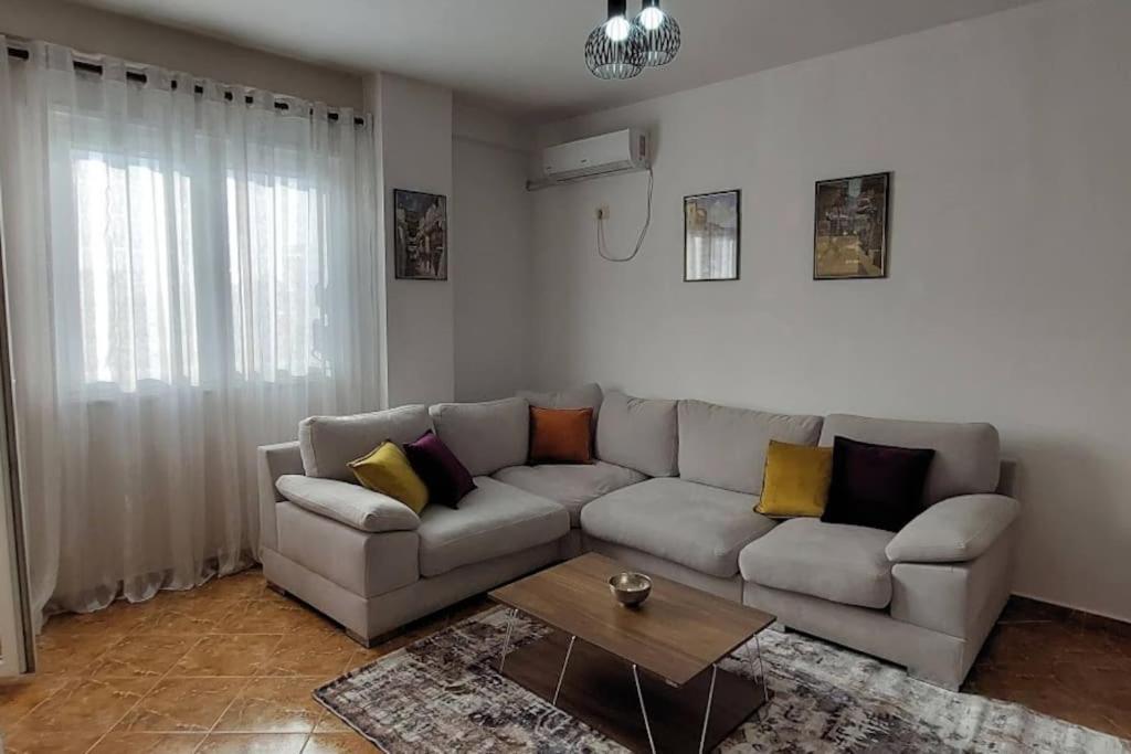 Cozy Sunlit Apartment With Scenic Balcony View Tirana Exterior foto